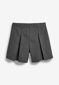 Pantaloni corti grigi a pieghe con una texture liscia, design sartoriale e una vita strutturata, caratterizzati da due pieghe frontali prominenti.