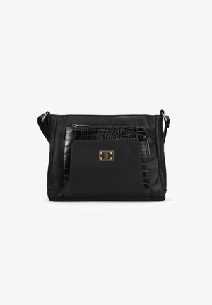 Bolso de mano de cuero negro con patrón de cocodrilo texturizado en el bolsillo frontal y herrajes en dorado, que cuenta con una correa ajustable y cierre de cremallera.