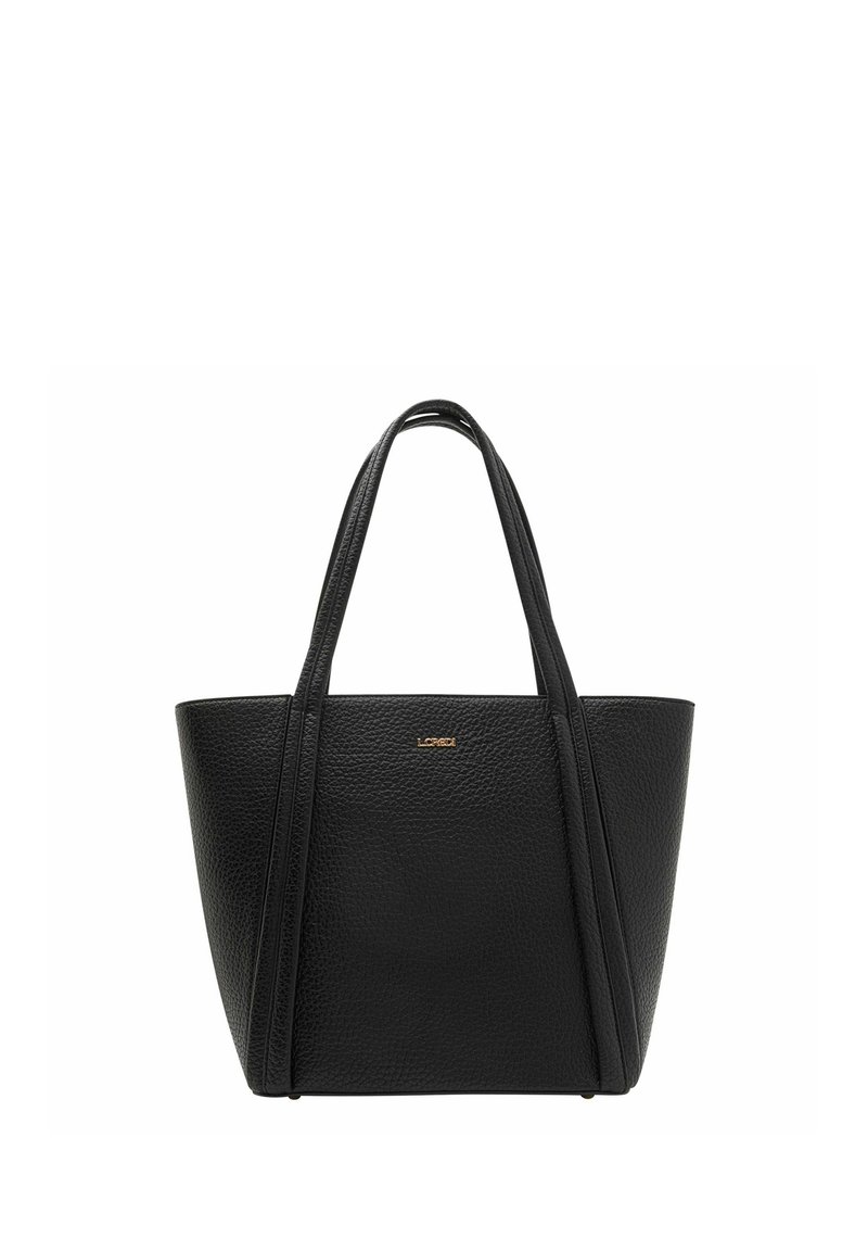 Sac fourre-tout en cuir noir avec surface texturée, deux longues poignées, côtés effilés et un logo doré sur le devant. Design minimaliste.