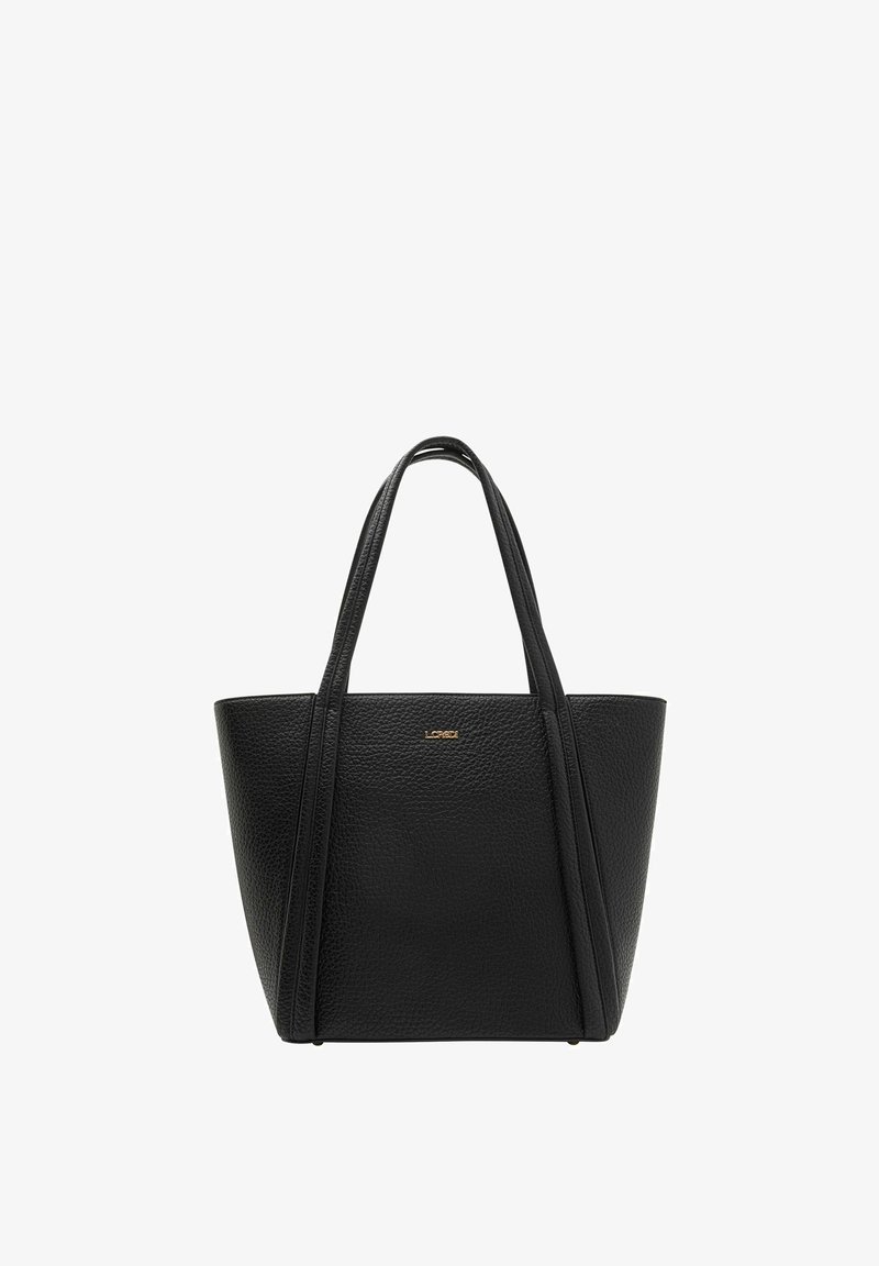 Zwarte leren tote bag met een gestructureerd oppervlak, twee lange handvatten, taps toelopende zijkanten en een gouden logo aan de voorkant. Minimalistisch ontwerp.