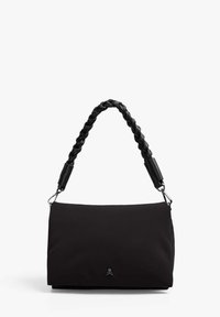 Bolso de hombro negro fabricado en material suave con un asa trenzada y herrajes plateados. Presenta un pequeño logo en la parte delantera.