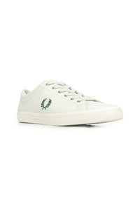 Sneaker in pelle bianca con profilo basso, punta tonda e suola in gomma piatta. Presenta un logo ricamato verde sul lato e lacci grigi.