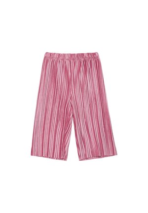 Różowe paskowane krótkie spodnie z elastycznym pasem, charakteryzujące się miękką teksturą i pionowym wzorem w różnych odcieniach różu.