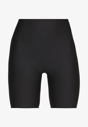 Czarne szorty rowerowe wykonane z elastycznego materiału, z dopasowanym krojem, długości do połowy uda i bezszwową konstrukcją. Brak widocznych logo lub wzorów.