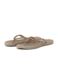 Chanclas beige con suela texturizada y finas tiras doradas brillantes y marrones, diseñadas para uso casual.