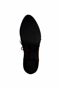Suela de zapato de goma negra con patrón texturizado, con parte superior de cuero marrón y detalle de cordones en el lateral. Diseño plano, sin logotipo visible.