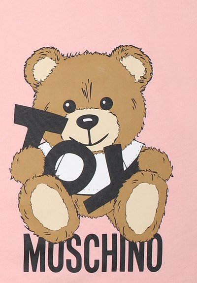 T-shirt rosa con un orsetto dei cartoni animati che tiene il testo nero "TOY" e il nome del marchio "MOSCHINO" in grassetto nero sotto.