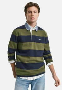 Gestreepte langemouwen polo in marineblauw en olijfgroen, met een kraag, een knopenlijst aan de voorkant en een geborduurd logo op de borst.
