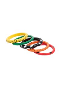 Juego de cinco pulseras: amarillas con puntos negros, verdes, rojas con acentos negros, naranjas con rayas negras y negras con manchas blancas. Acabado de plástico suave.