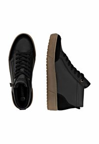 Sneaker alte nere con tomaia in pelle testurizzata, dettagli in suede, lacci piatti, chiusura con zip e suola in gomma color gomma.