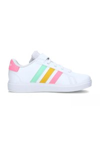 Vit sportig sneaker med tre färgglada ränder: mintgrön, gul och rosa. Har en texturerad tygöverdel och en platt gummisula.
