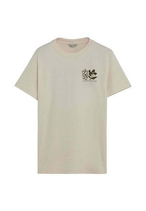 Camiseta de algodón color crema de manga corta con un gráfico floral verde oscuro en el área del pecho izquierdo. Cuello redondo sencillo.