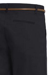 Pantalon noir avec une ceinture marron fine passant à travers les passants et une poche passepoilée unique à l'arrière, du côté droit.