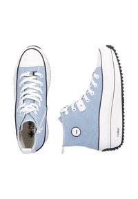 Baskets montantes bleu clair avec une texture en denim, semelles en caoutchouc blanc et lacets. Présente un accent de logo sur le côté et une semelle extérieure noire.