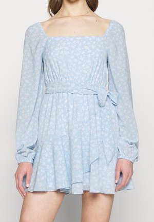 Vestido largo de manga larga azul claro con estampado floral, escote cuadrado, cintura ceñida, detalle de lazo en un lado y bajo asimétrico con volantes.