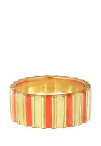 Goldfarbener Ring mit vertikalen Streifen in Orange und blassem Gelb, strukturiertem Oberflächen mit geriffelten Kanten und Innenmarkierung 925 AJ.