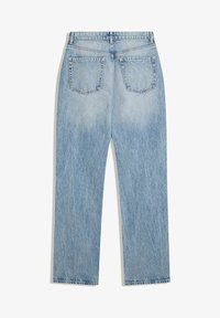 Svijetlo plave traperice s ravnim nogavicama, dva stražnja džepa i izlizanim završetkom pri rubu, s ukrašenim šavovima.