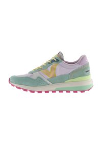 Low-top sneaker in pastelgroen, paars en geel met roze zool, gemaakt van suède en mesh, met vetersluiting, zijaanzicht.