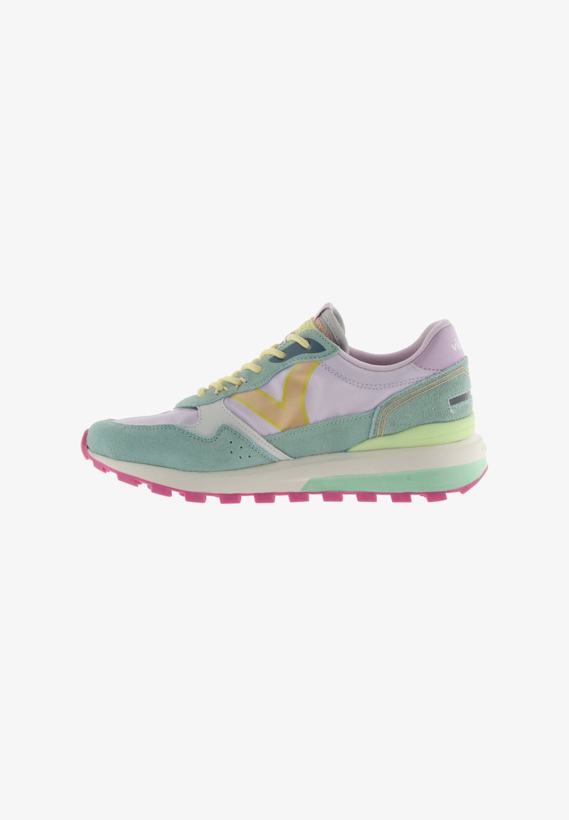 Low-top sneaker in pastelgroen, paars en geel met roze zool, gemaakt van suède en mesh, met vetersluiting, zijaanzicht.