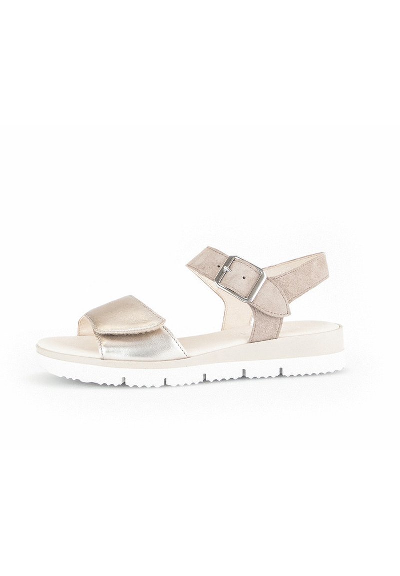 Sandali da donna con cinturini metallici oro e beige, design open toe, cinturino alla caviglia regolabile e suola in gomma bianca con battistrada testurizzato.