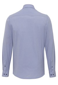 Lange mouw blouse in lichtblauw met een gestructureerd patroon, knoopmanchetten en een standaard kraag. Achteraanzicht toont een rechte zoom.