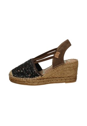 Sandalo espadrillas con zeppa marrone con suola intrecciata in iuta, parte frontale nera con paillettes e cinturini elastici alla caviglia per supporto.
