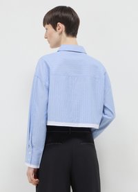 Calliope CROP A RIGHE - Hemdbluse - var celeste