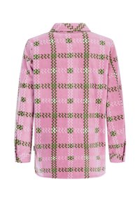 Roze fleecejack met een groen en wit zigzag ruitpatroon, lange mouwen en een omgeslagen kraag, getoond vanuit de achterkant.