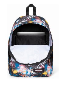 Eastpak OUT OF OFFICE - Malý batoh  - bold city color