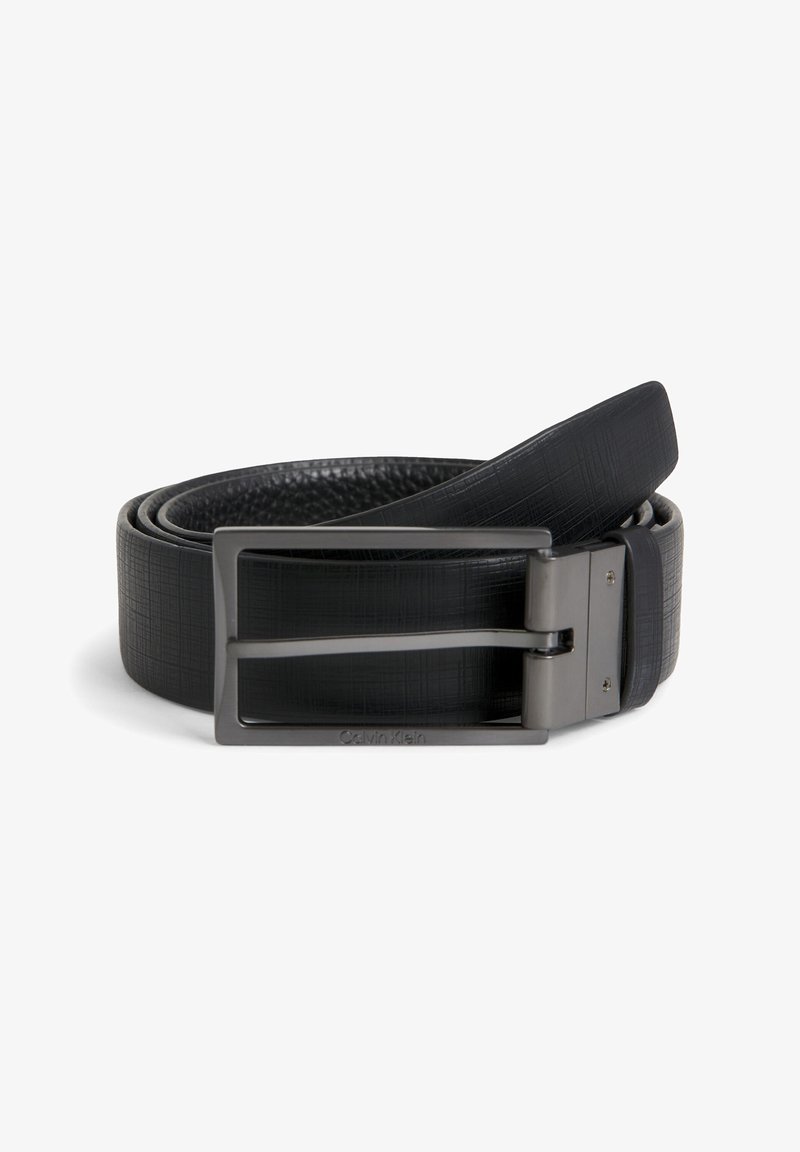 Schwarzer Leder-Gürtel mit strukturiertem Finish, ausgestattet mit einer rechteckigen silbernen Schnalle und Markengravur. Kurvenform, verstellbare Länge.