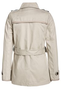 Gabardina beige hecha de tela texturada. Presenta una cintura ceñida con cinturón, hombreras y bolsillos laterales. Diseño limpio y de corte recto.
