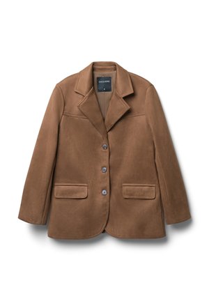 Blazer en daim marron avec un col cranté, deux poches avant et trois boutons sur le devant. Texture lisse et coupe ajustée.