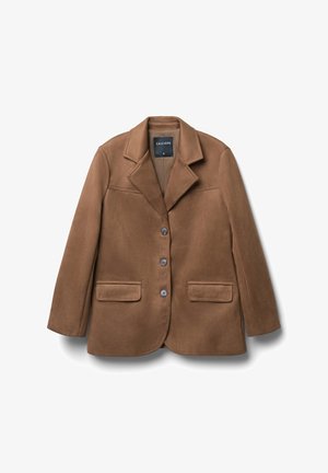 Brauner Wildleder-Blazer mit einem Reverskragen, zwei vorderen Taschen und drei Knöpfen auf der Vorderseite. Glatte Textur und taillierte Passform.