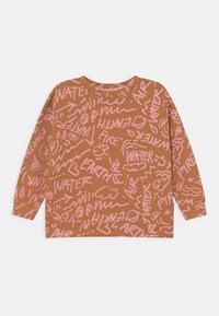 Sudadera marrón con palabras escritas a mano en rosa y símbolos que representan la tierra, el aire, el fuego y el agua. Tejido suave con mangas largas.