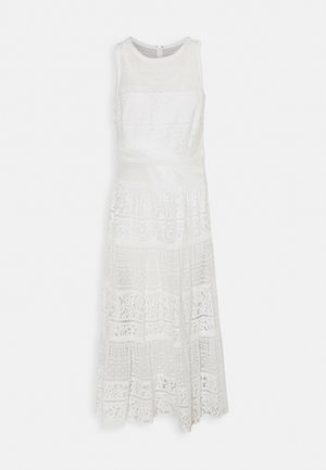 Spitzen-Midikleid in Weiß, mit ärmellosem Design, geschichteten Häkelstrukturen und einem ausgestellten Saum mit gemusterten Details.