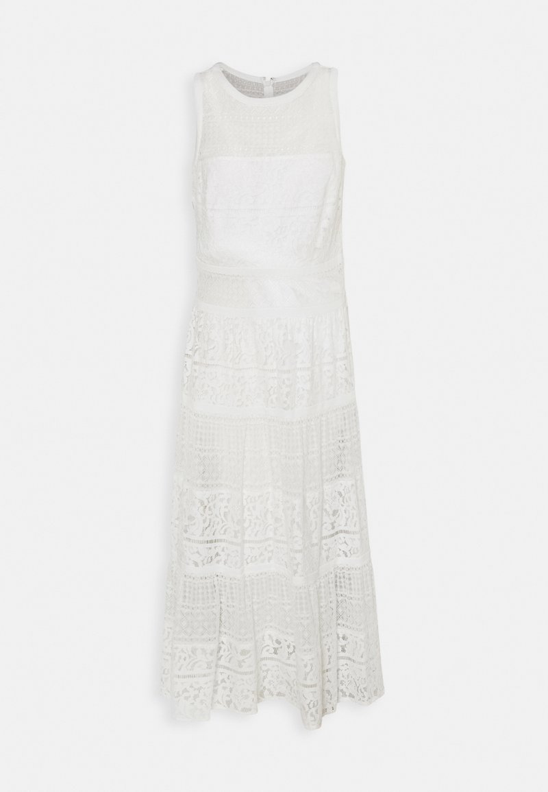 Koronkowa sukienka midi w kolorze białym, z bezrękawowym krojem, warstwowymi teksturami szydełkowymi oraz rozkloszowanym dołem z wzorzystymi detalami.