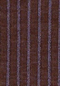 Tessuto marrone con strisce verticali di diverse larghezze, caratterizzato da una sottile texture che crea un aspetto stratificato.