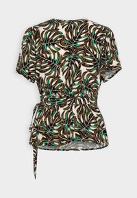 Haut à manches courtes avec un motif de feuilles noir, blanc et vert, avec une taille froncée et un détail à nouer sur le côté. Tissu lisse et léger.