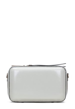 Cartera rectangular blanca brillante con textura suave, cremallera negra y acento de metal. Presenta un borde cosido y un diseño elegante.