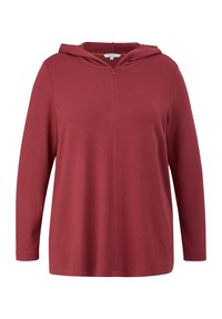 Crvena dukserica s dugim rukavima i polu-zip zatvaranjem sprijeda, napravljena od mekog, teksturiranog materijala. Ima opušteni kroj i kapuljaču s vezicom.