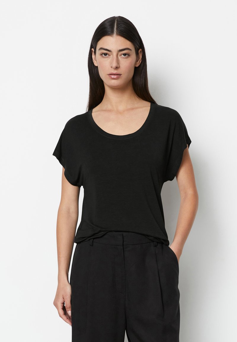 Schwarzes Kurzarm-T-Shirt mit Rundhalsausschnitt, aus einem weichen Stoff gefertigt. Hat einen lockeren Schnitt und fällt lässig an der Taille.