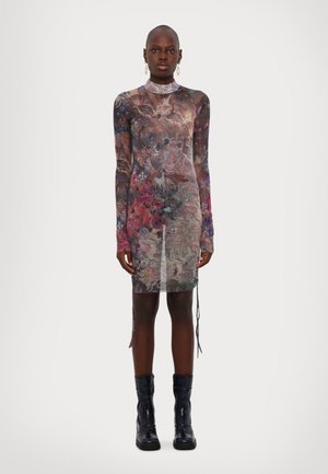 Abito lungo trasparente con maniche lunghe e motivi floreali multicolore. Collo alto, silhouette aderente, spacchi laterali e un tessuto leggero e testurizzato.