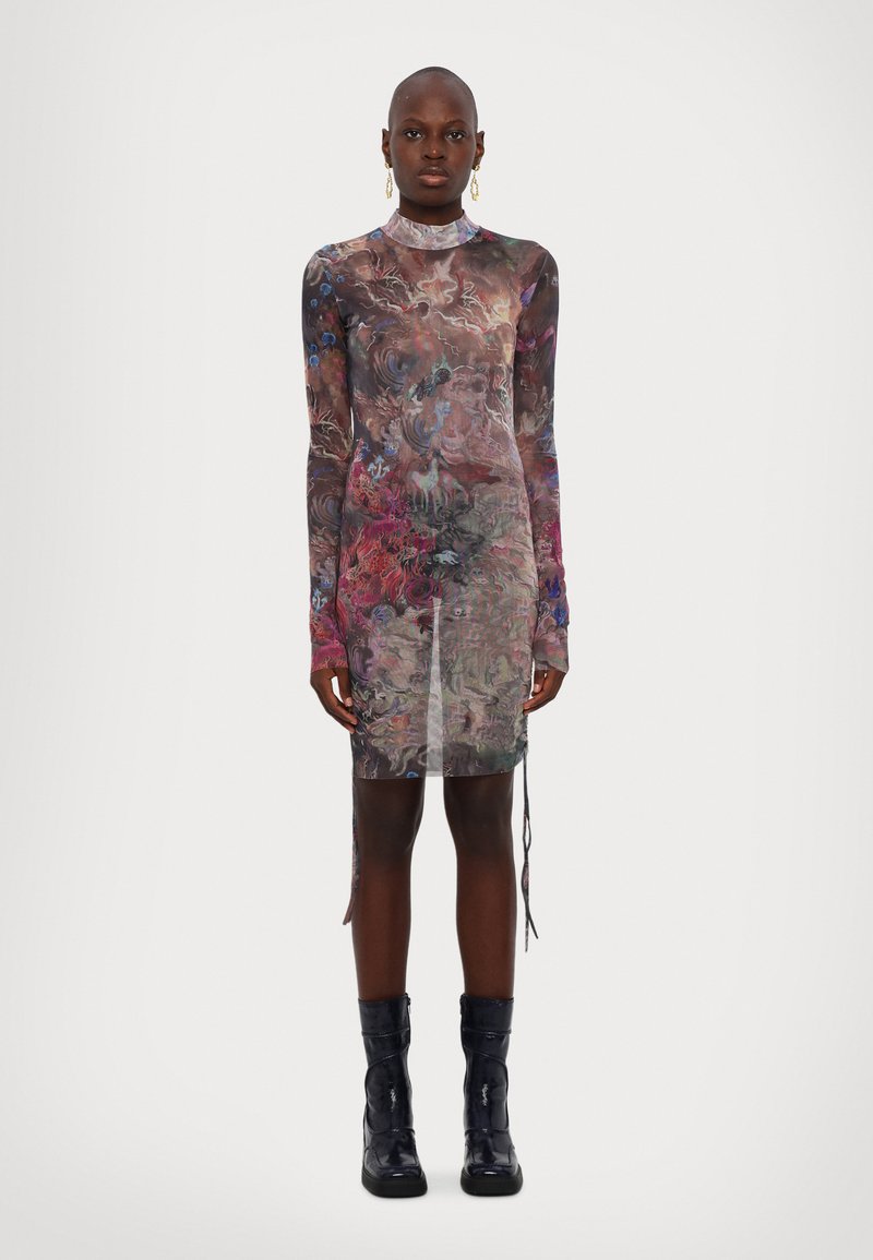 Robe longue à manches longues en tissu transparent avec des tourbillons floraux multicolores. Col haut, silhouette ajustée, fentes sur les côtés et un tissu léger et texturé.