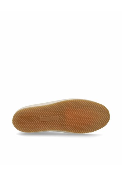 Baskets blanches avec une semelle en caoutchouc texturée arborant un motif en zigzag. Le logo sur le côté indique "Philippe Model Paris." Design minimaliste.