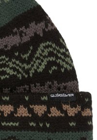 Gehaakte beanie in donkergroen, bruin en zwart met geometrische patronen. Bevat een stoffen label met de merknaam "Quiksilver."
