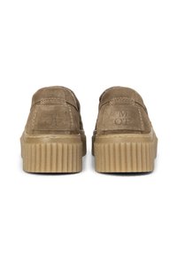 Wildlederschuhe in Tan mit einer dicken, gerippten Gummisohle. Mit geprägtem Logo-Detail an der Ferse und zwei Schlupf-Riemen.