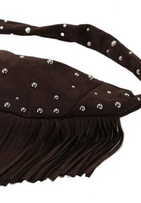 Sac à main en daim marron avec des clous en argent et des détails à franges. Équipé d'une anse torsadée pour le port.
