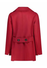 Rode wollen blend dames pea coat met brede kraag, lange mouwen en gebuttoned detail met een riem aan de achterkant, getoond van achteren op een witte achtergrond.