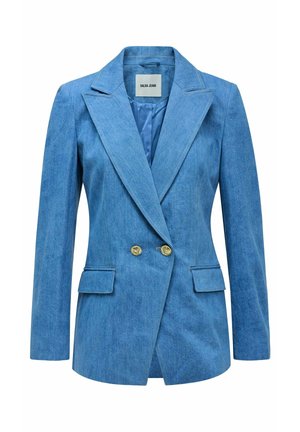 Blazer en denim bleu clair à coupe ajustée, col à revers crantés, deux poches avant, boutons dorés, et doublure intérieure en satin.