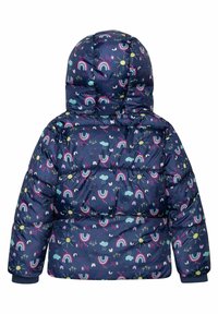 Chaqueta infantil acolchada de color azul marino con capucha, decorada con patrones de arcoíris, soles, nubes, pájaros, gatos y texto "¡oh!".